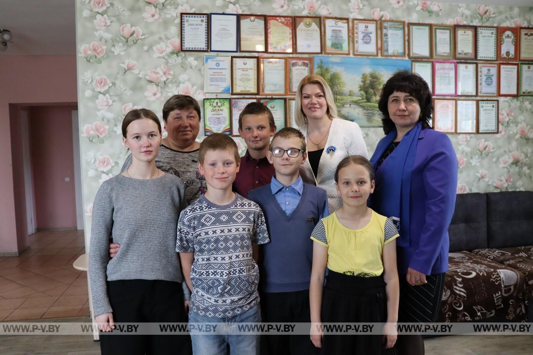Праздник для родителей-воспитателей и ребят из домов семейного типа