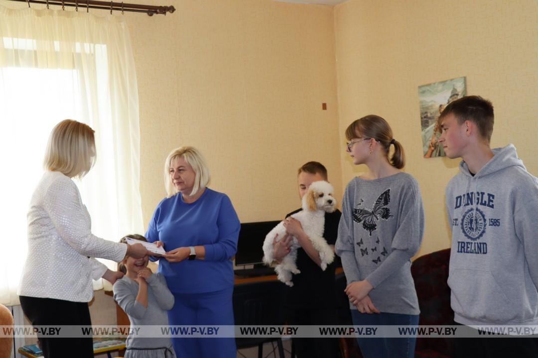 Праздник для родителей-воспитателей и ребят из домов семейного типа