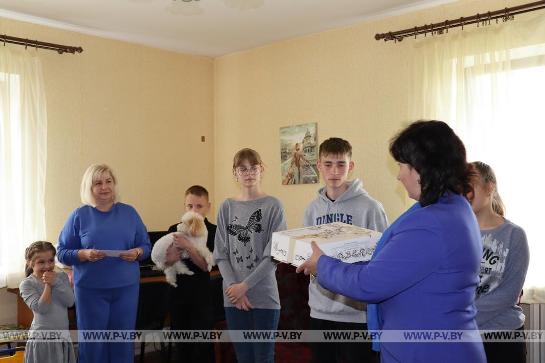 Праздник для родителей-воспитателей и ребят из домов семейного типа