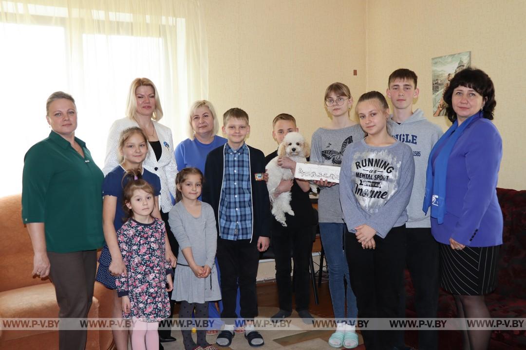 Праздник для родителей-воспитателей и ребят из домов семейного типа