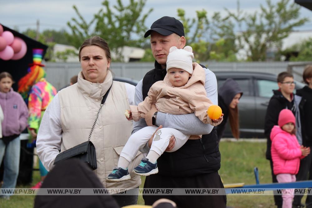 В Пинске в микрорайоне Верасы прошел семейный праздник.