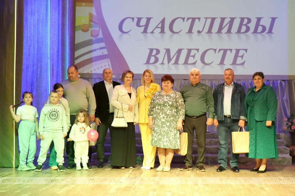 В Парохонске во время празднования Дня семьи чествовали юбилейные семейные пары