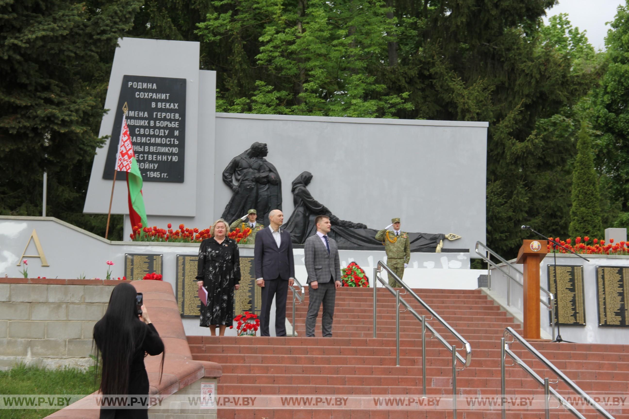 Церемонией возложения цветов к мемориалу освободителей в Пинске открылись республиканские соревнования по многоборью