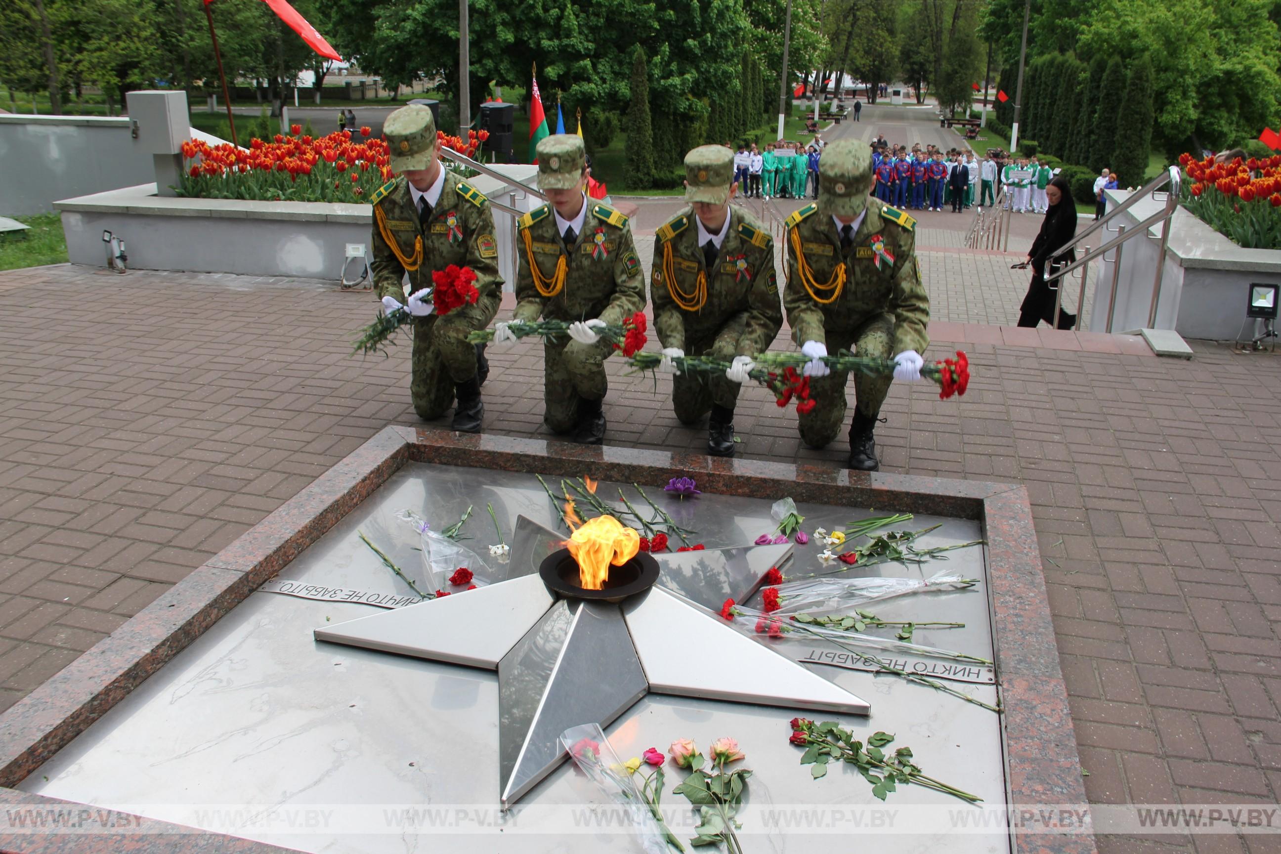 Церемонией возложения цветов к мемориалу освободителей в Пинске открылись республиканские соревнования по многоборью
