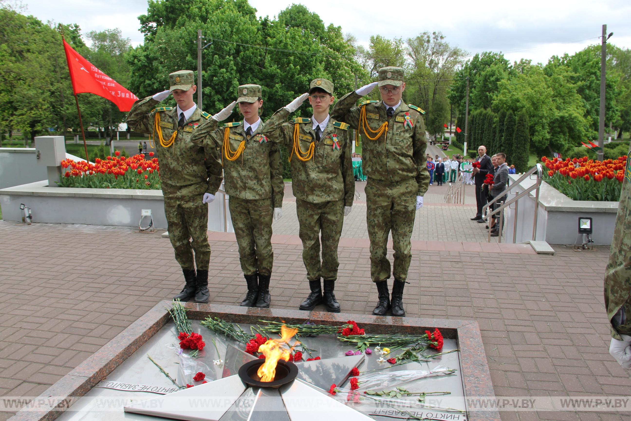 Церемонией возложения цветов к мемориалу освободителей в Пинске открылись республиканские соревнования по многоборью