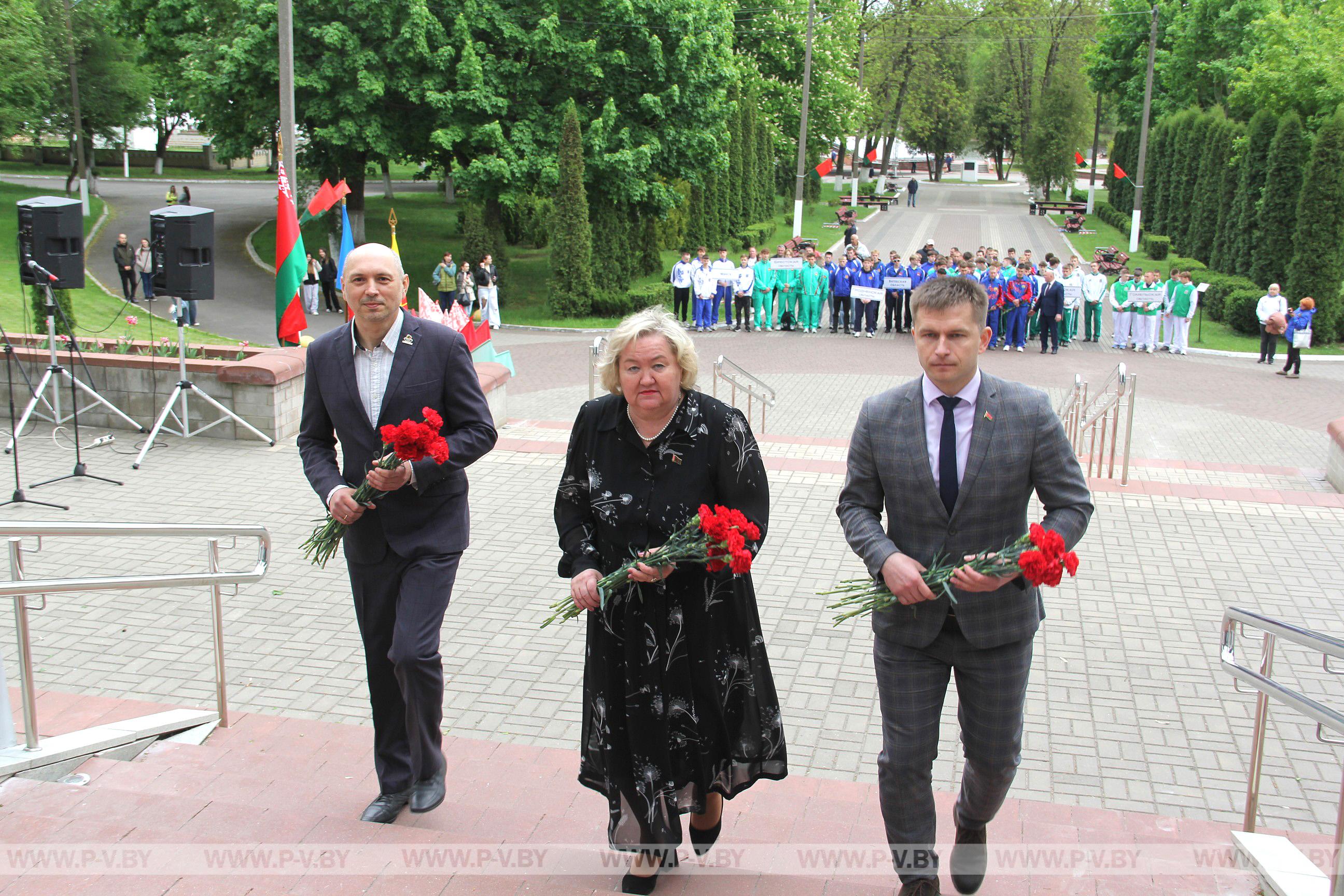 Церемонией возложения цветов к мемориалу освободителей в Пинске открылись республиканские соревнования по многоборью