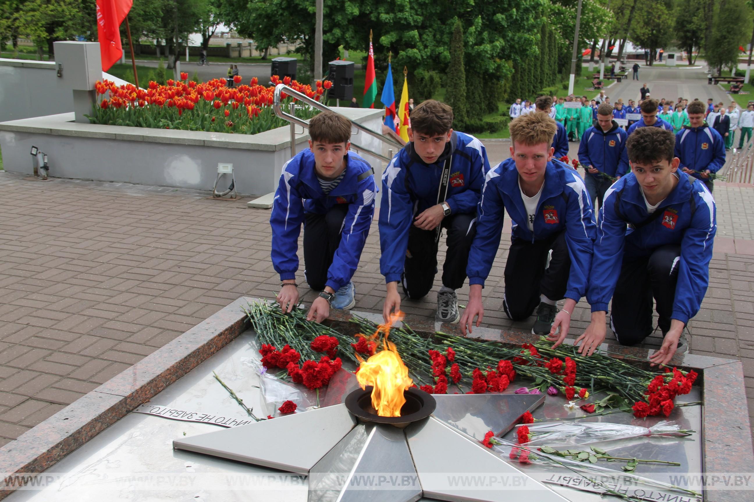 Церемонией возложения цветов к мемориалу освободителей в Пинске открылись республиканские соревнования по многоборью