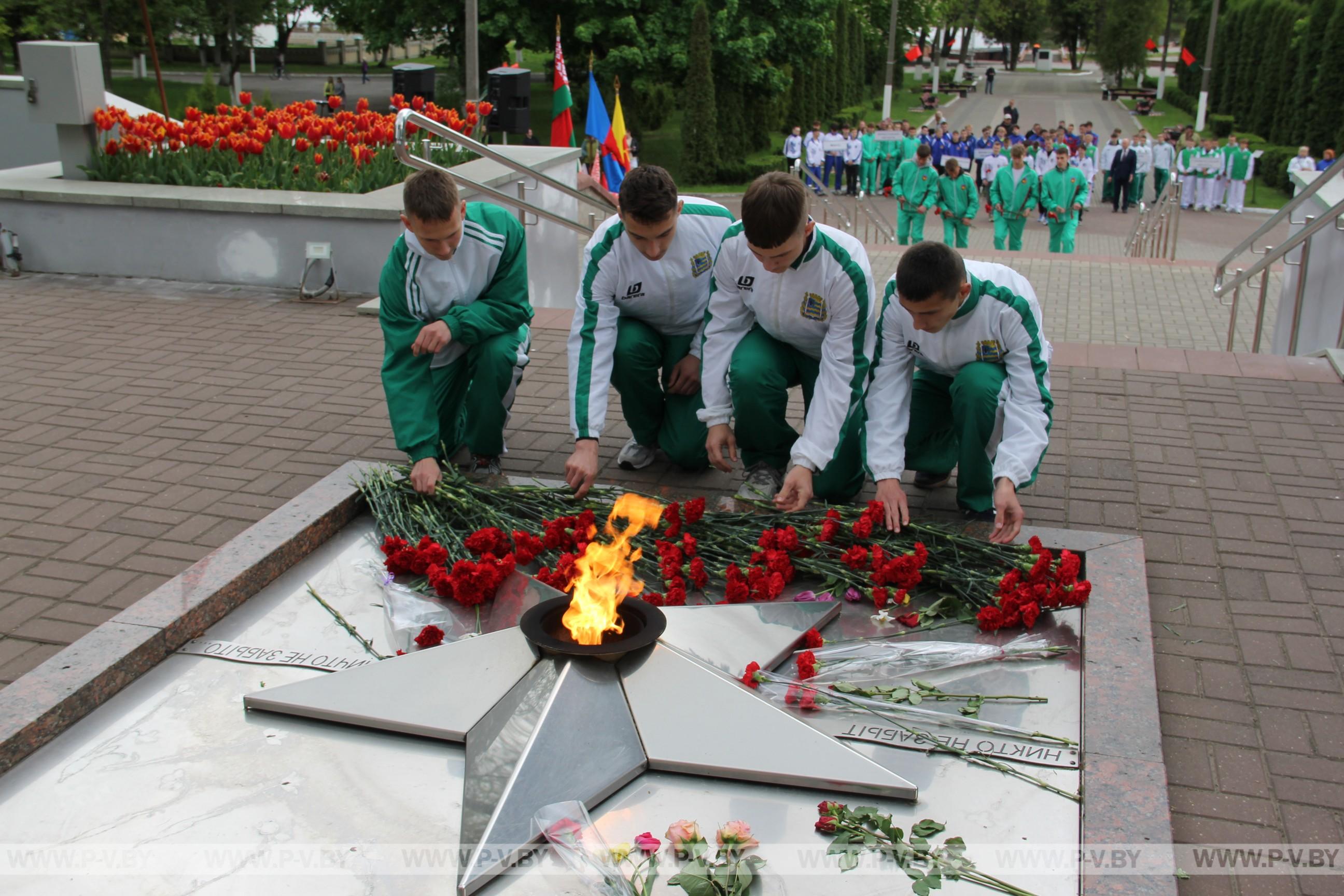 Церемонией возложения цветов к мемориалу освободителей в Пинске открылись республиканские соревнования по многоборью
