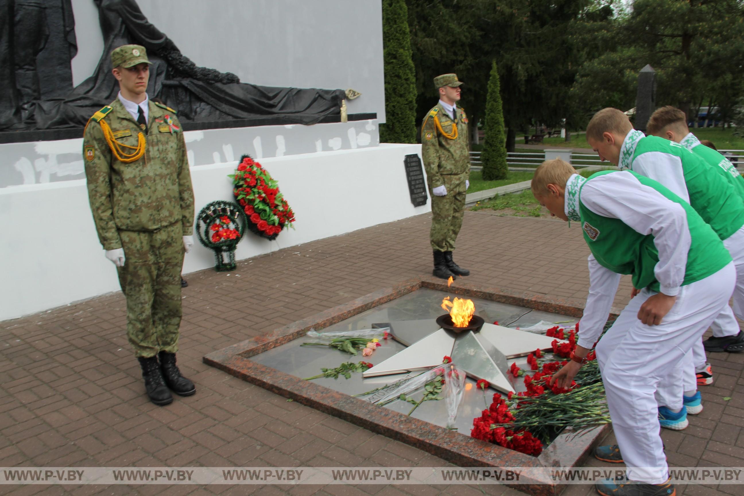 Церемонией возложения цветов к мемориалу освободителей в Пинске открылись республиканские соревнования по многоборью