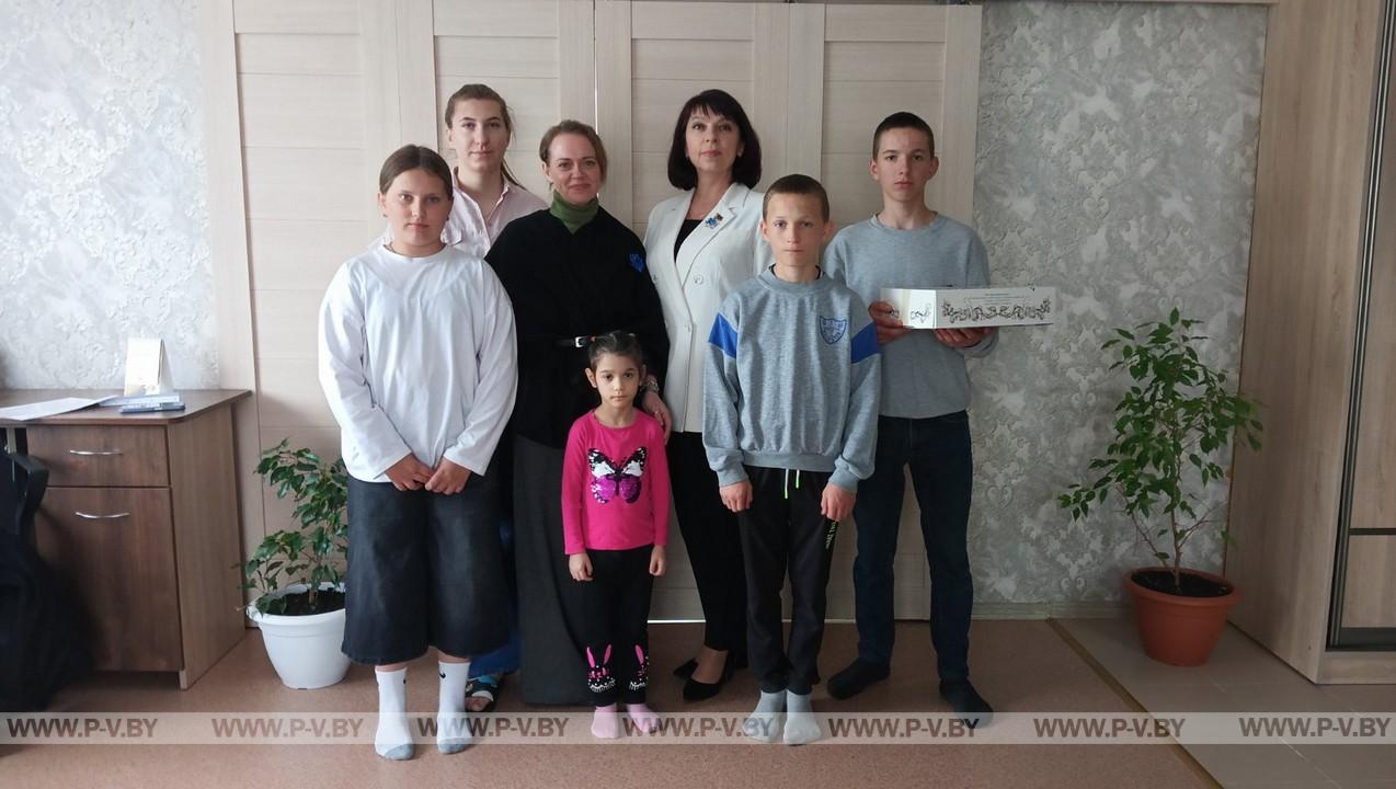 Праздник для родителей-воспитателей и ребят из домов семейного типа