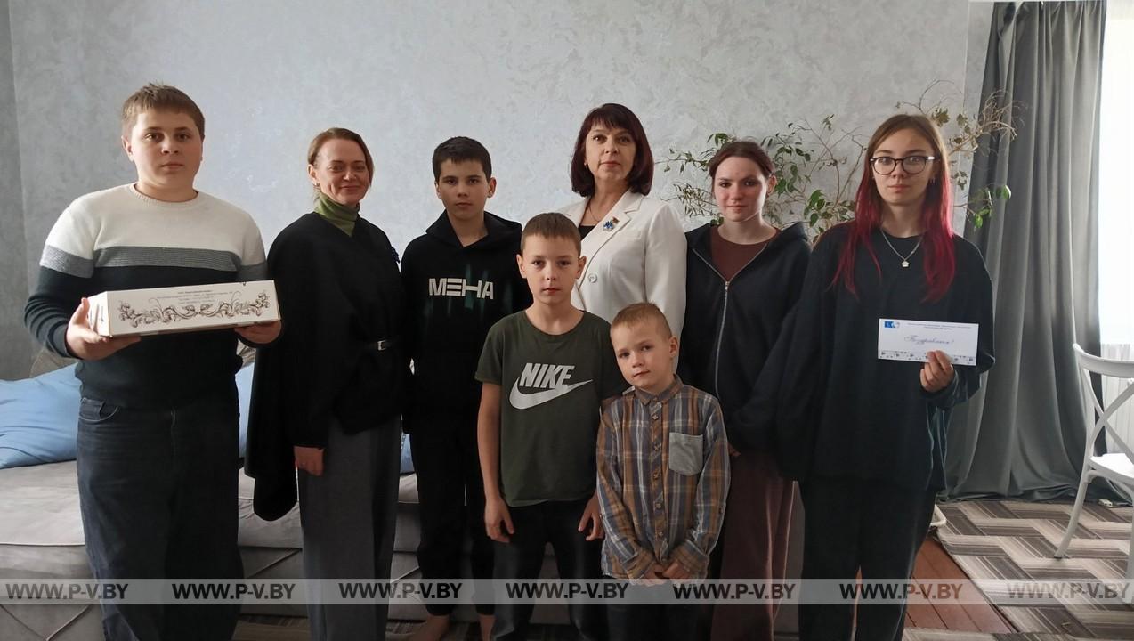 Праздник для родителей-воспитателей и ребят из домов семейного типа