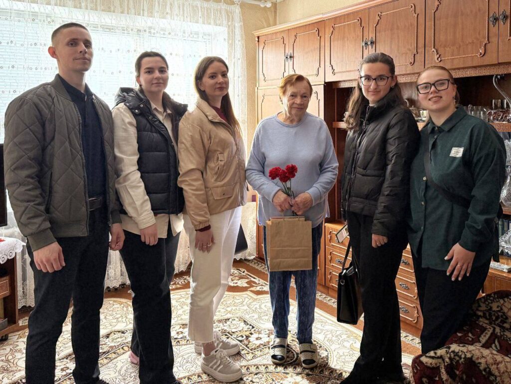 Молодёжный совет поздравил ветеранов с Днём Победы Молодёжный совет поздравил ветеранов с Днём Победы