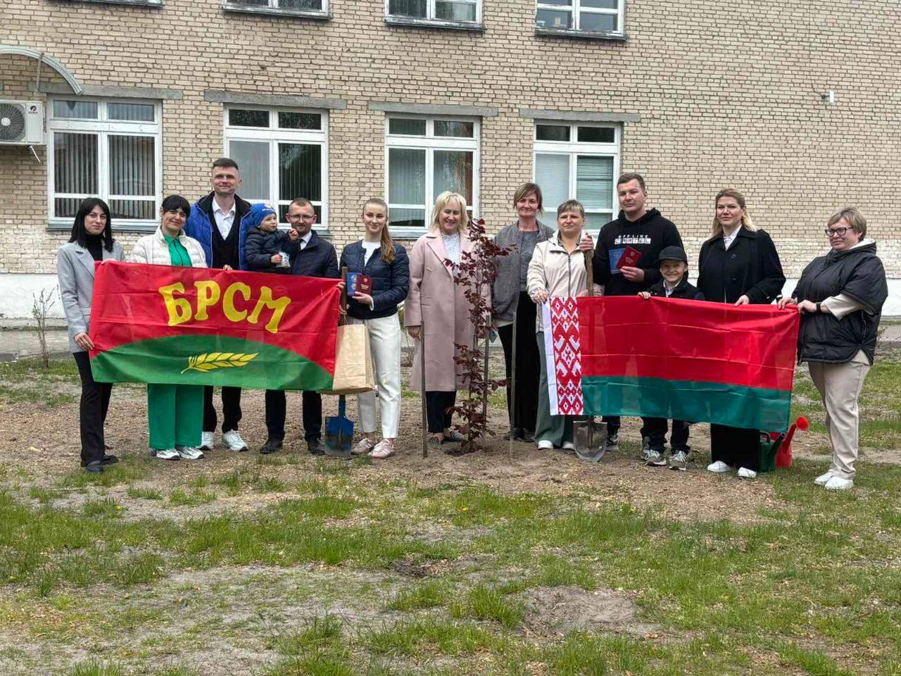 От корней к кроне: в Молотковичах укрепили связь поколений через добрые дела