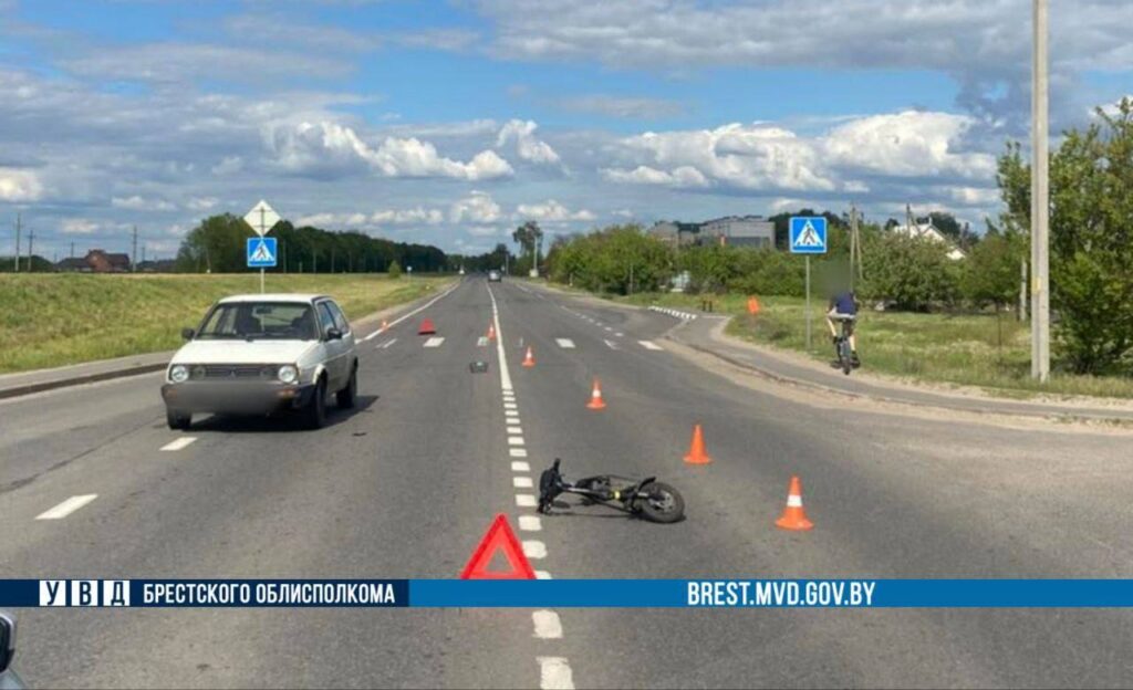 В Пинском районе автомобиль сбил 83-летнюю пенсионерку на электросамокате