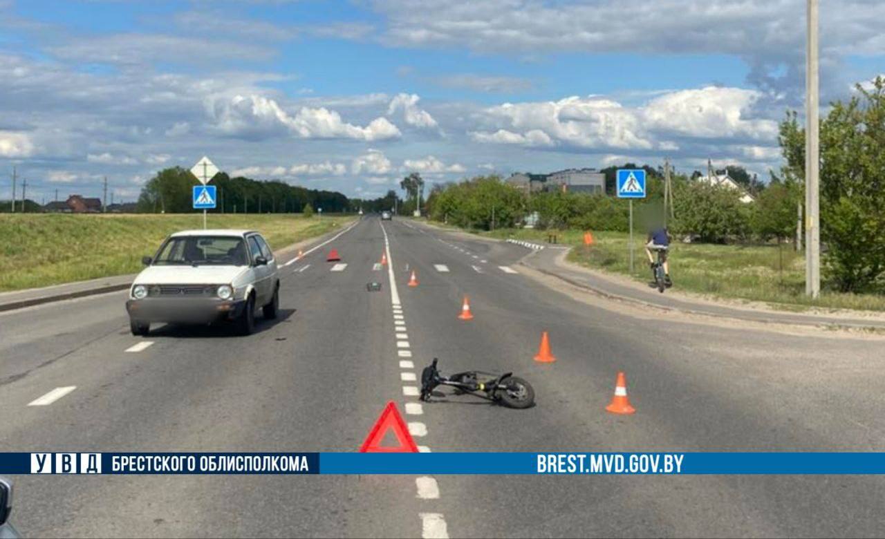 В Пинском районе автомобиль сбил 83-летнюю пенсионерку на электросамокате