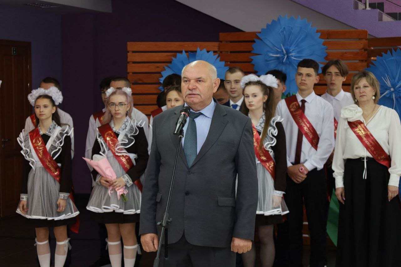 В добрый путь, выпускники Парохонской школы!
