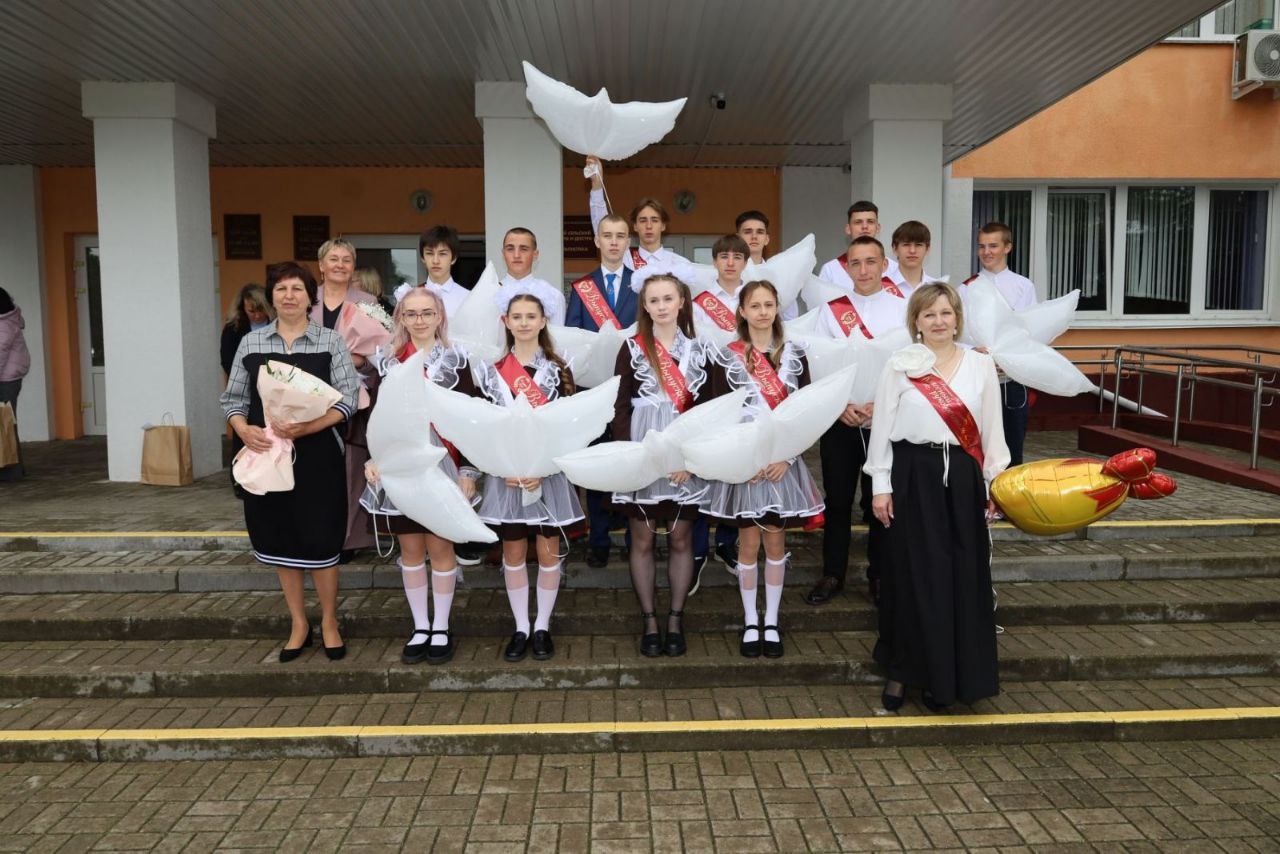 В добрый путь, выпускники Парохонской школы!
