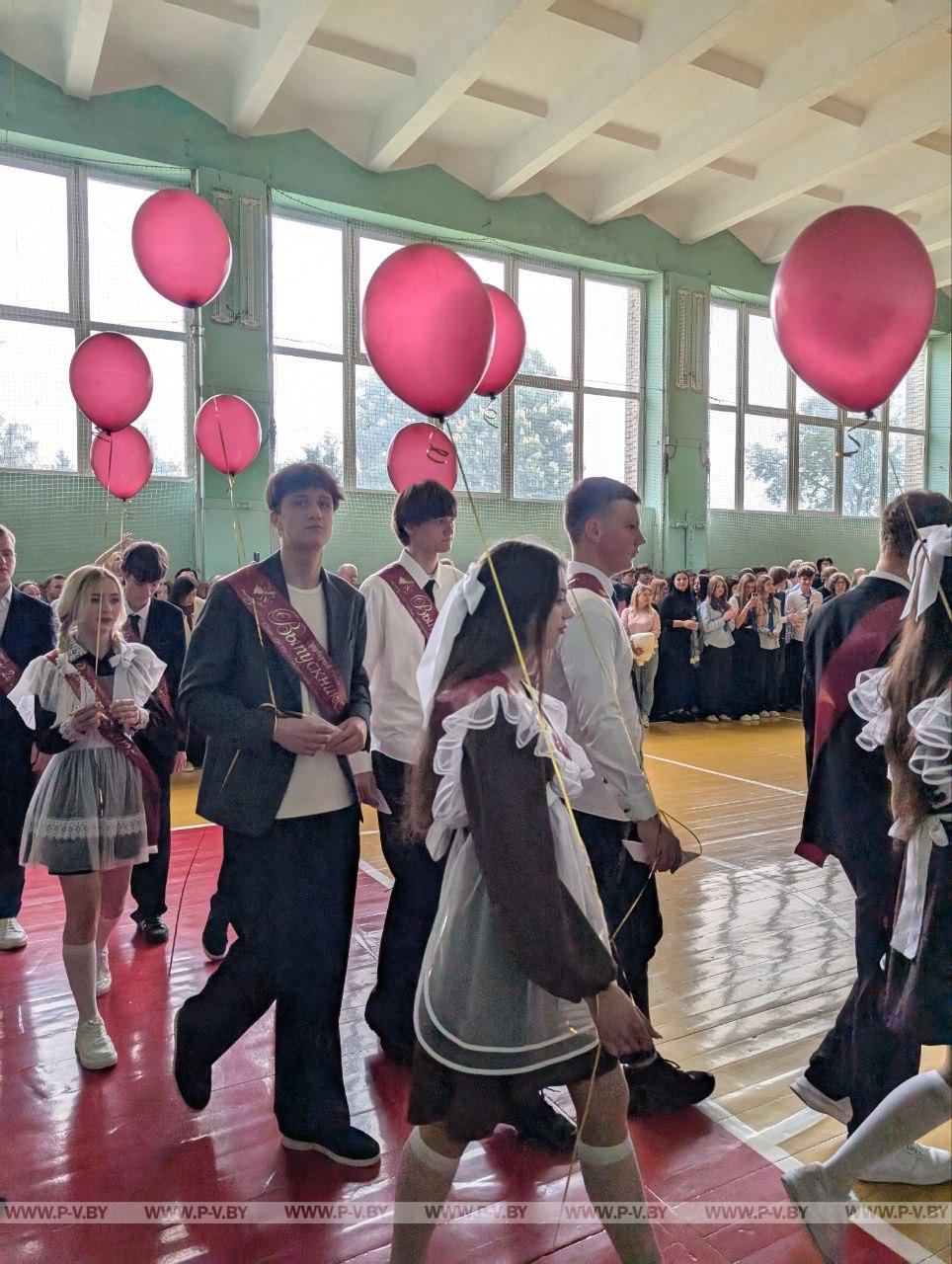 Торжественная линейка в средней школе №2 имени Героев Днепровской флотилии