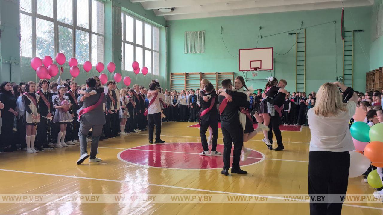 Торжественная линейка в средней школе №2 имени Героев Днепровской флотилии