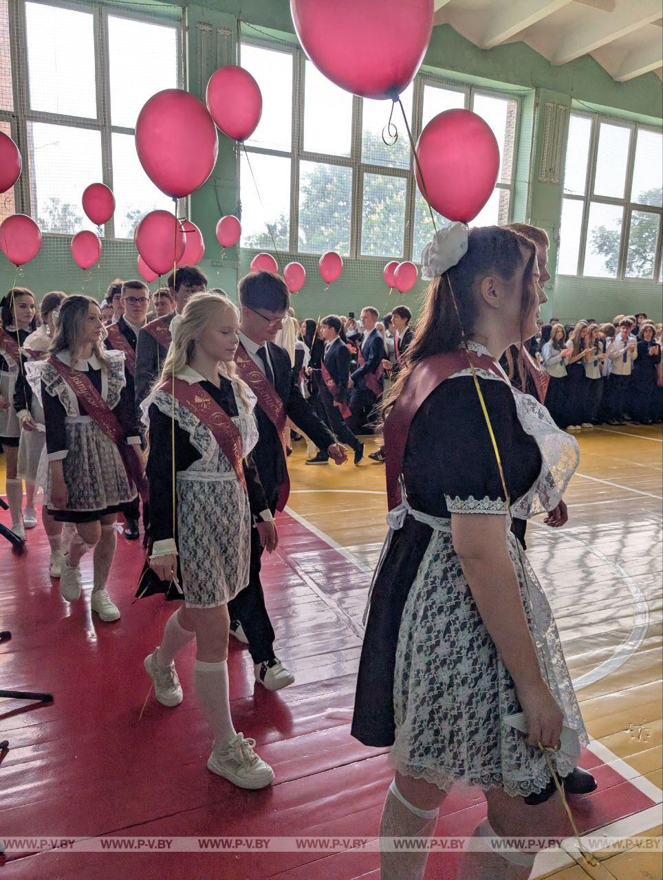 Торжественная линейка в средней школе №2 имени Героев Днепровской флотилии