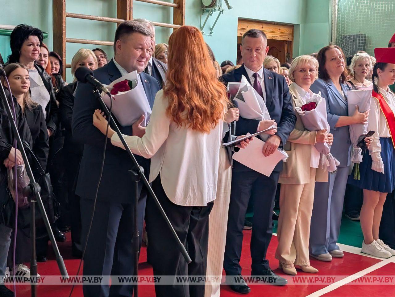 Торжественная линейка в средней школе №2 имени Героев Днепровской флотилии
