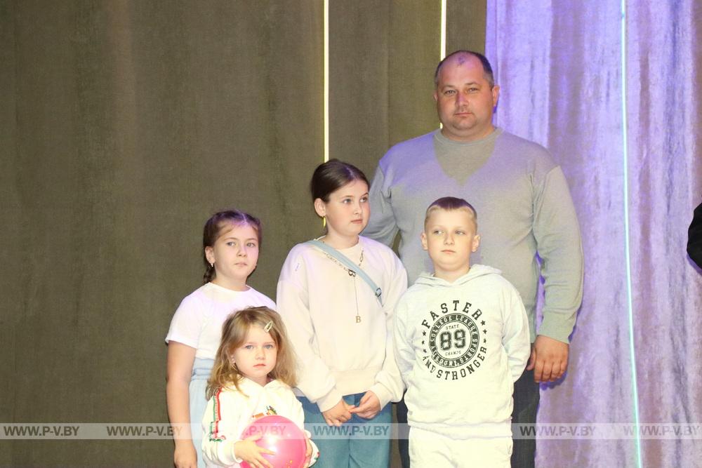 В Парохонске во время празднования Дня семьи чествовали юбилейные семейные пары