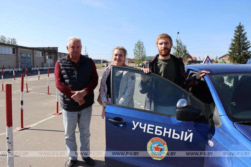 В Пинске сдают экзамен на по новым правилам. Побывали на автодроме ДОСААФ
