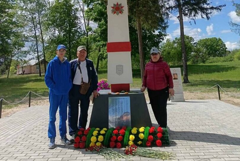В Жолкино на могилу деда приехал внук из Якутии