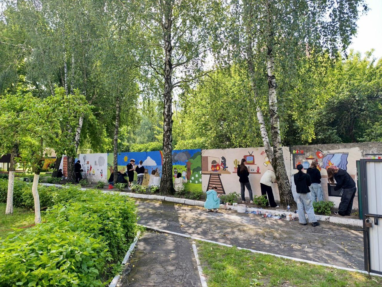 Молодые художники пинского колледжа искусств украсили двор детского сада