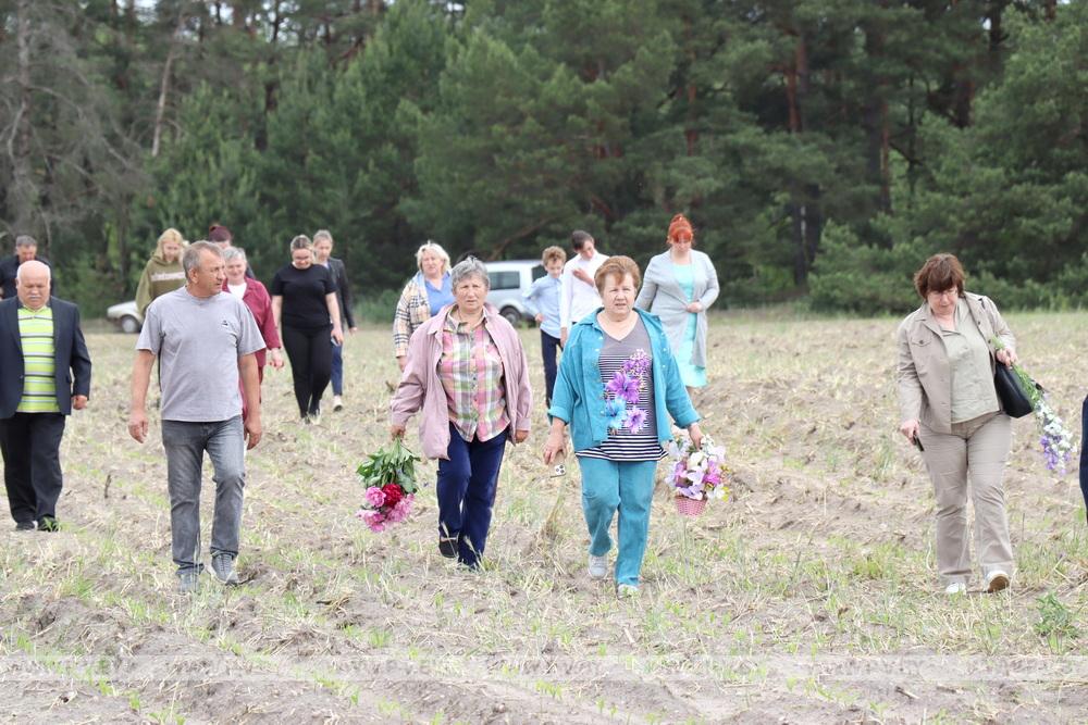 В Пинском районе установили памятник семье, которую заживо сожгли нацисты в июле 1943-го