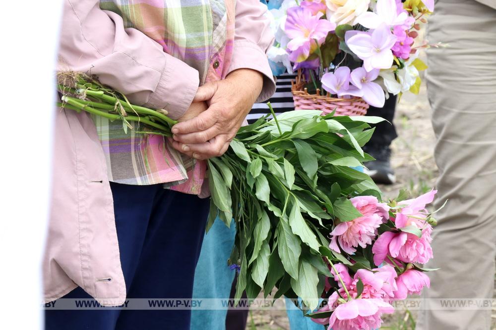 В Пинском районе установили памятник семье, которую заживо сожгли нацисты в июле 1943-го