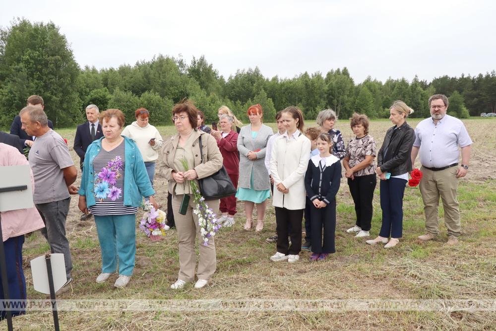 В Пинском районе установили памятник семье, которую заживо сожгли нацисты в июле 1943-го
