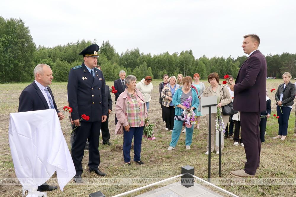 В Пинском районе установили памятник семье, которую заживо сожгли нацисты в июле 1943-го