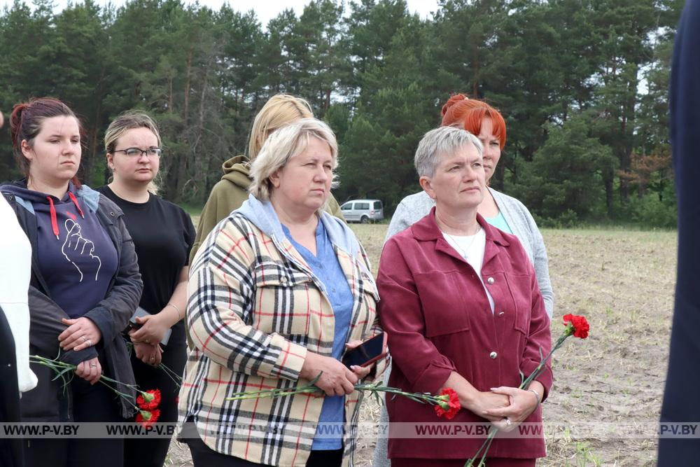 В Пинском районе установили памятник семье, которую заживо сожгли нацисты в июле 1943-го