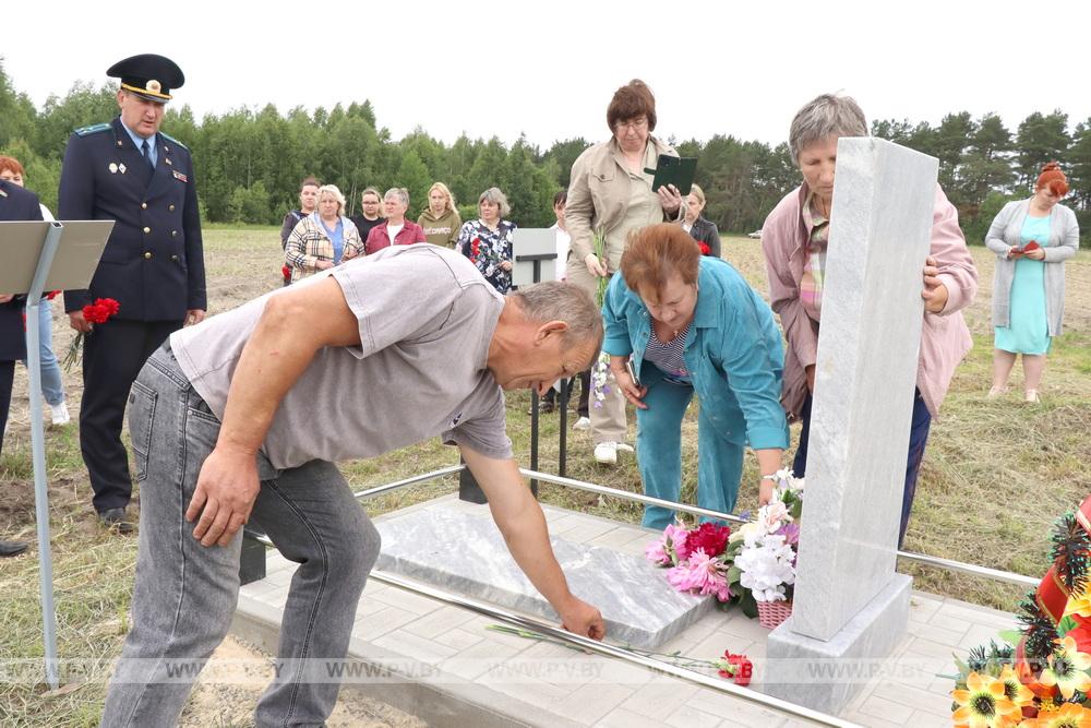 В Пинском районе установили памятник семье, которую заживо сожгли нацисты в июле 1943-го