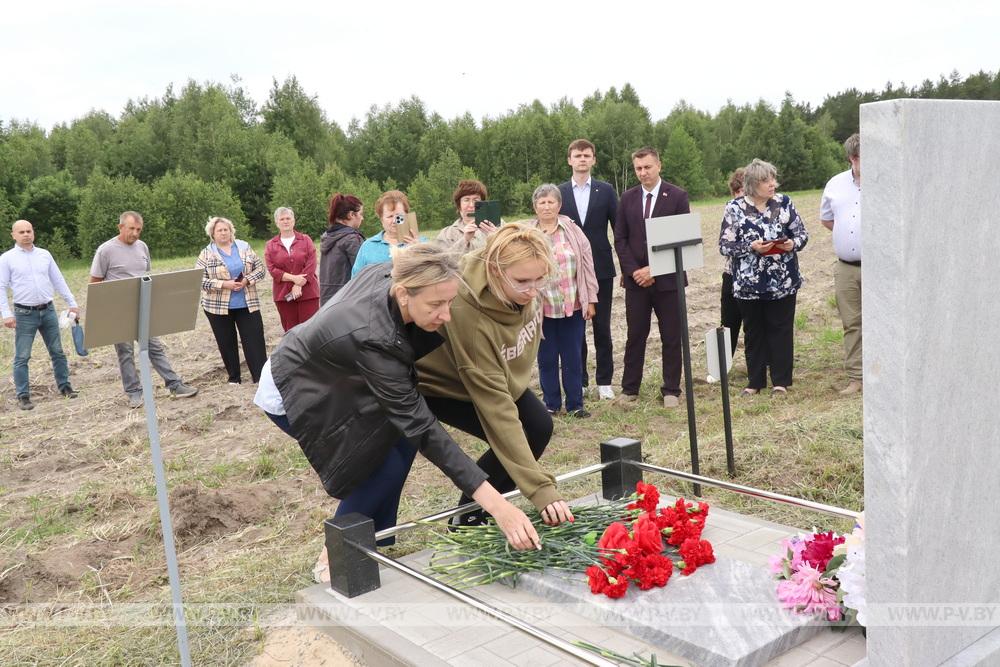 В Пинском районе установили памятник семье, которую заживо сожгли нацисты в июле 1943-го