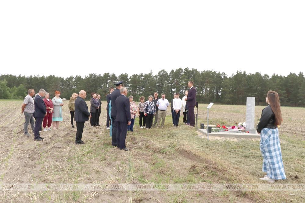 В Пинском районе установили памятник семье, которую заживо сожгли нацисты в июле 1943-го