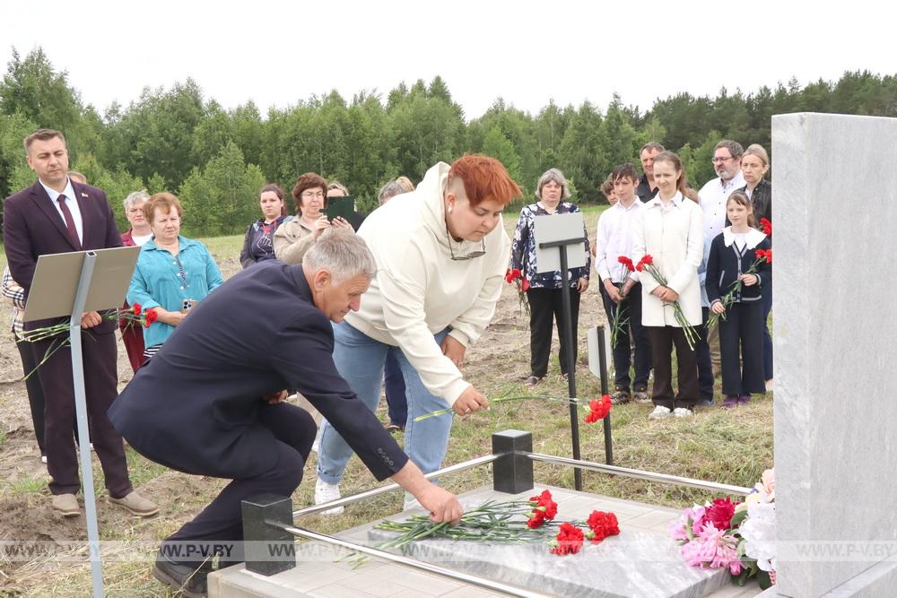 В Пинском районе установили памятник семье, которую заживо сожгли нацисты в июле 1943-го