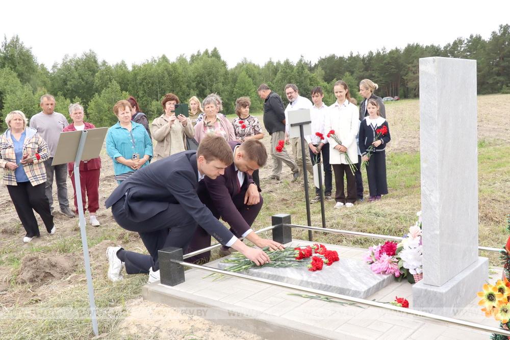 В Пинском районе установили памятник семье, которую заживо сожгли нацисты в июле 1943-го