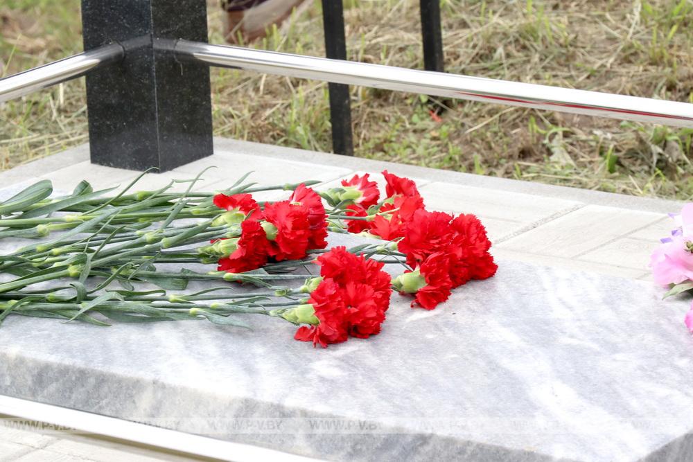 В Пинском районе установили памятник семье, которую заживо сожгли нацисты в июле 1943-го
