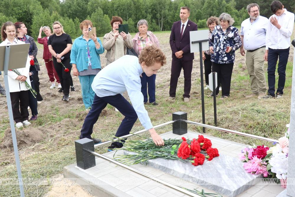 В Пинском районе установили памятник семье, которую заживо сожгли нацисты в июле 1943-го