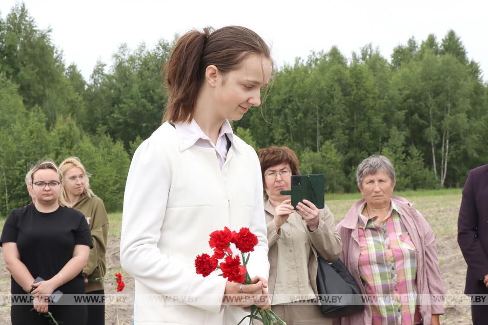 В Пинском районе установили памятник семье, которую заживо сожгли нацисты в июле 1943-го