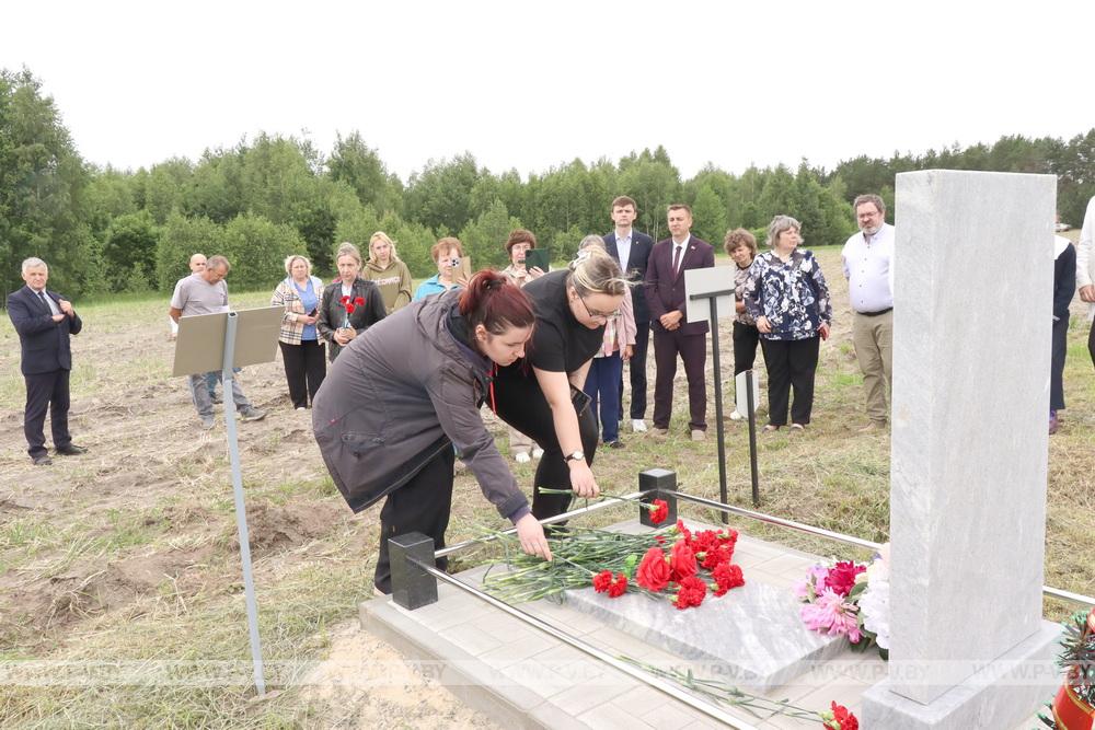 В Пинском районе установили памятник семье, которую заживо сожгли нацисты в июле 1943-го