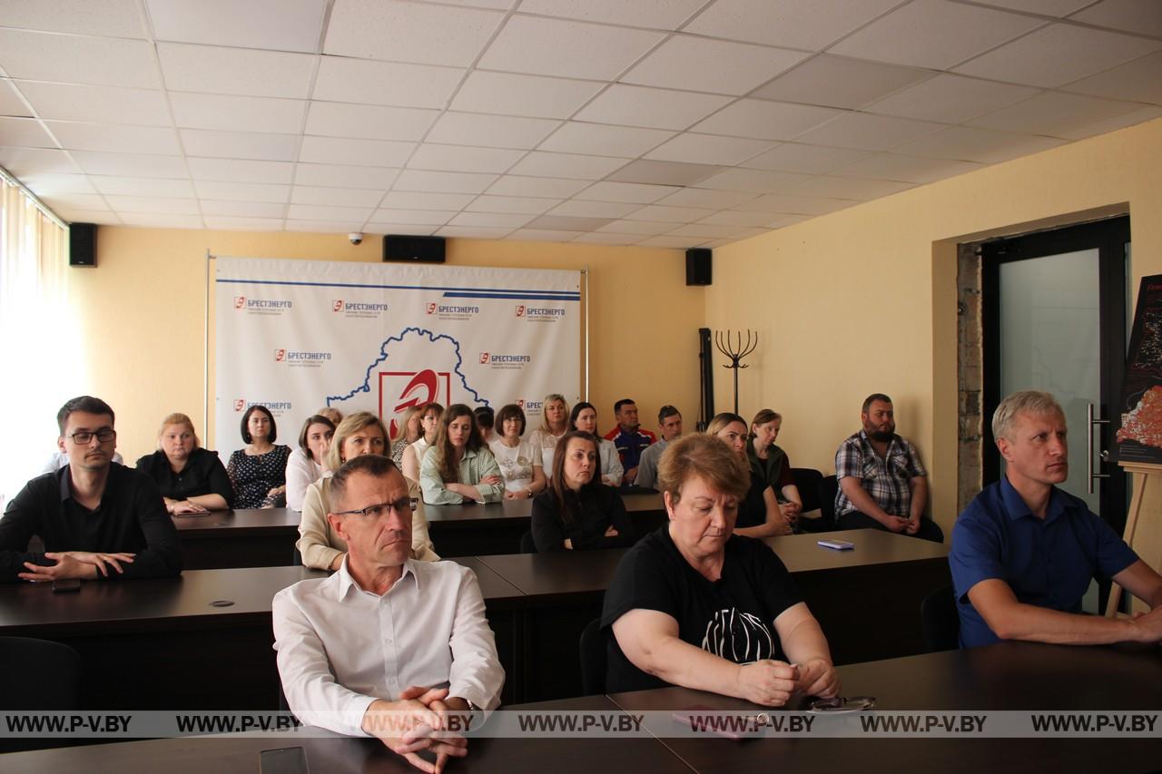 Передвижную выставку "Забвению не подлежит" презентовали в Пинских тепловых сетях