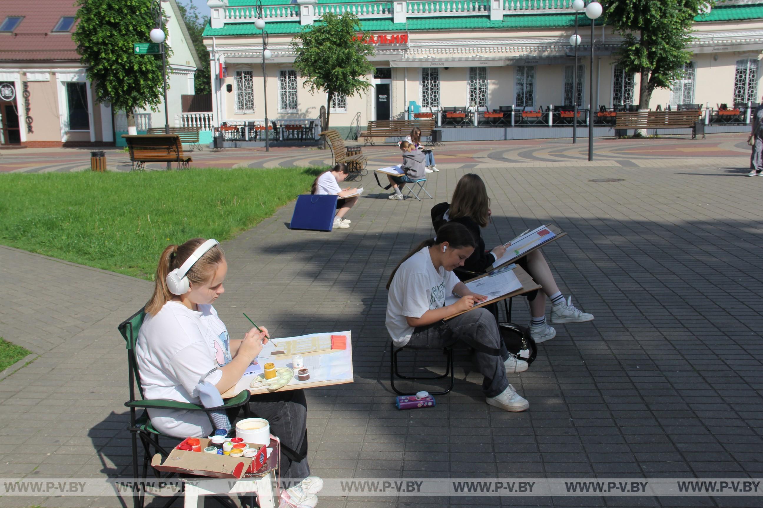 Учащиеся Пинской детской художественной школы вышли на пленэр