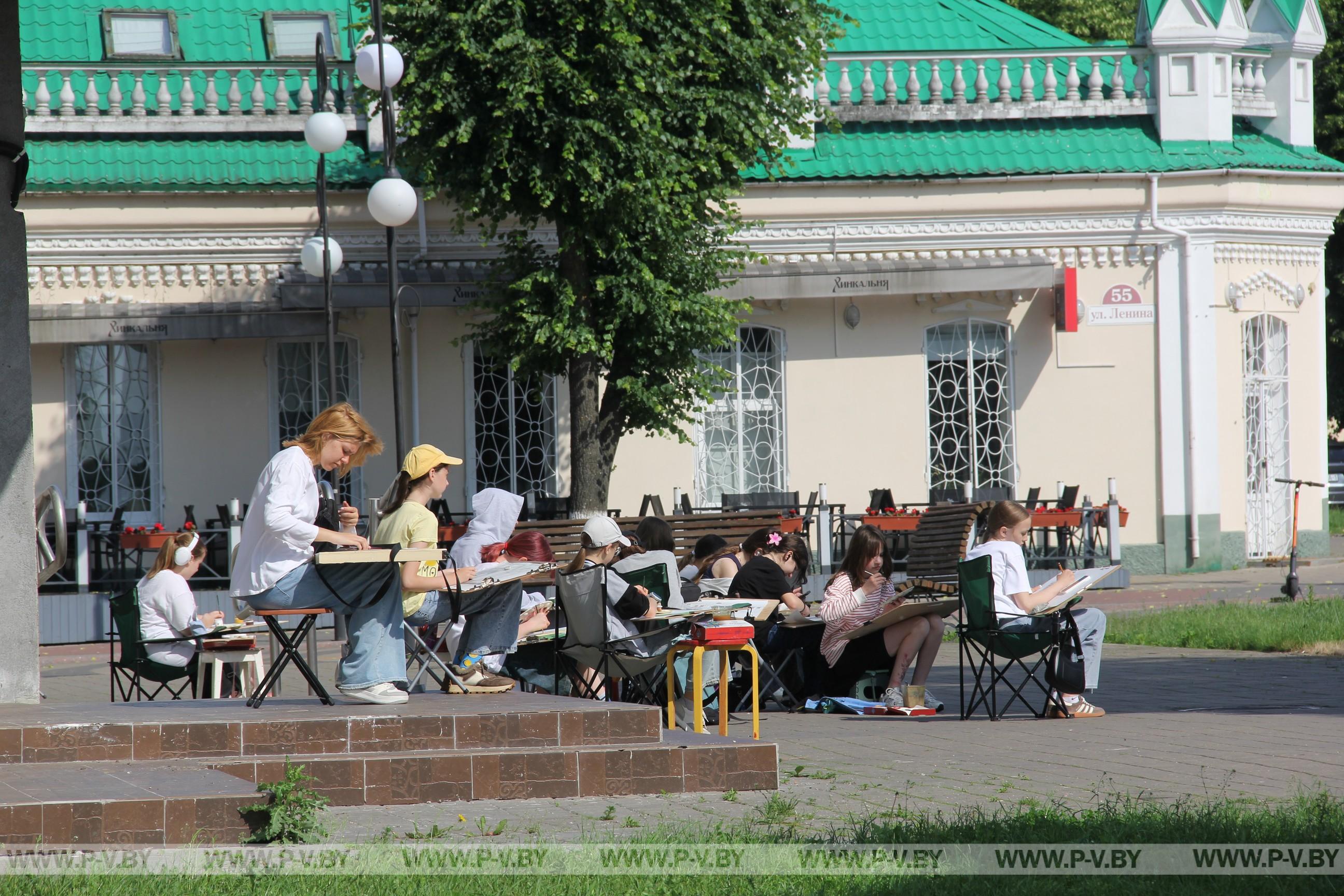 Учащиеся Пинской детской художественной школы вышли на пленэр