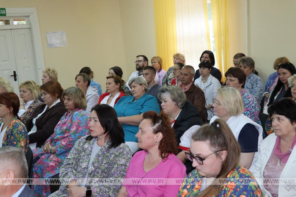 О воспитании молодёжи, ремонте дорог, «белом бусе» в Садовом говорили на встрече в Молотковичах