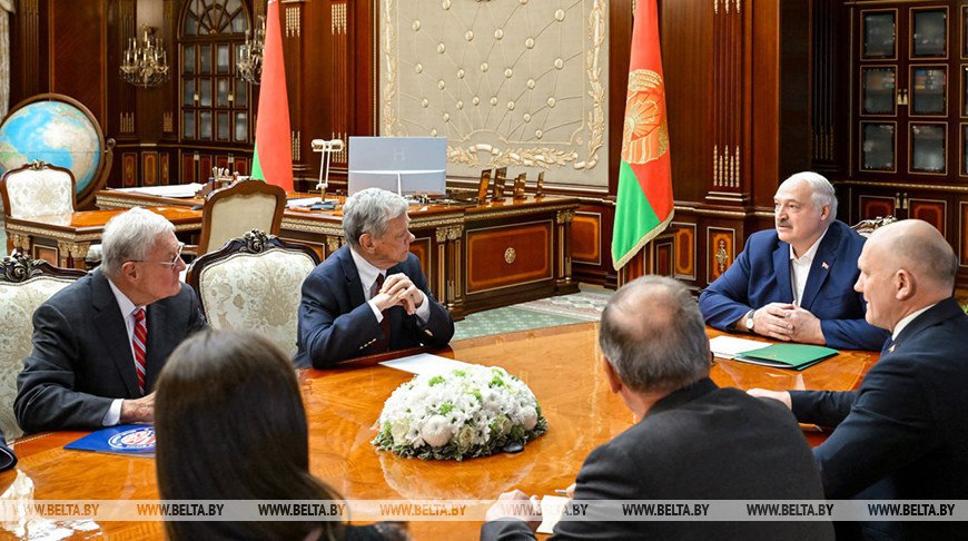 Семинар на ферме, подготовка к саммиту, выдающиеся выпускники и спецпосланник Трампа. Итоги недели Президента