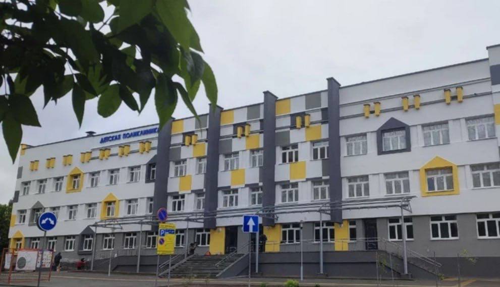 В Пинске завершается реконструкция детской поликлиники, возвращается мемориальная доска