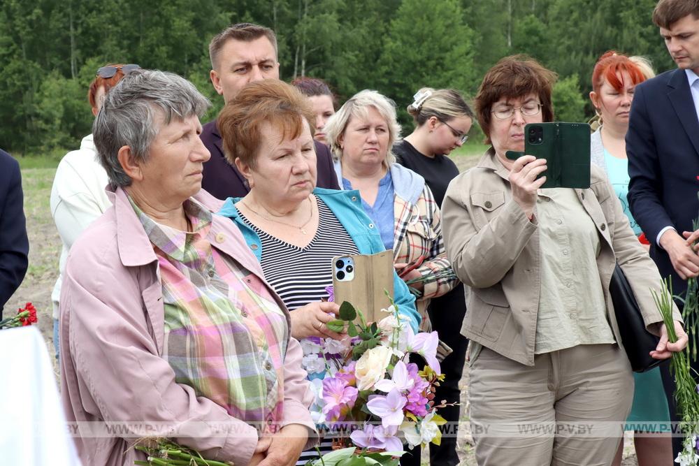 В Пинском районе установили памятник семье, которую заживо сожгли нацисты в июле 1943-го